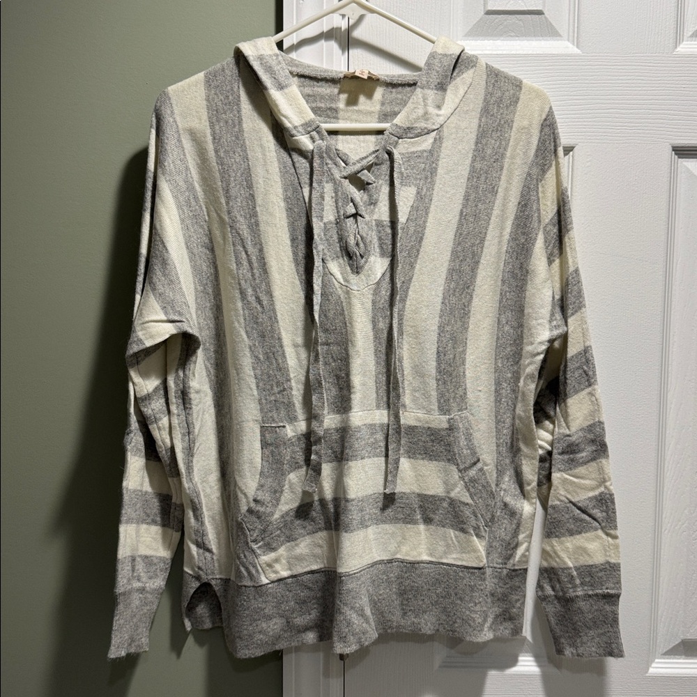 Hem & Thread Gray and Cream Knit Top
